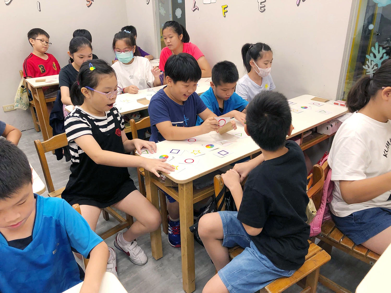 學員圍桌操作教材，參與魔術課堂練習