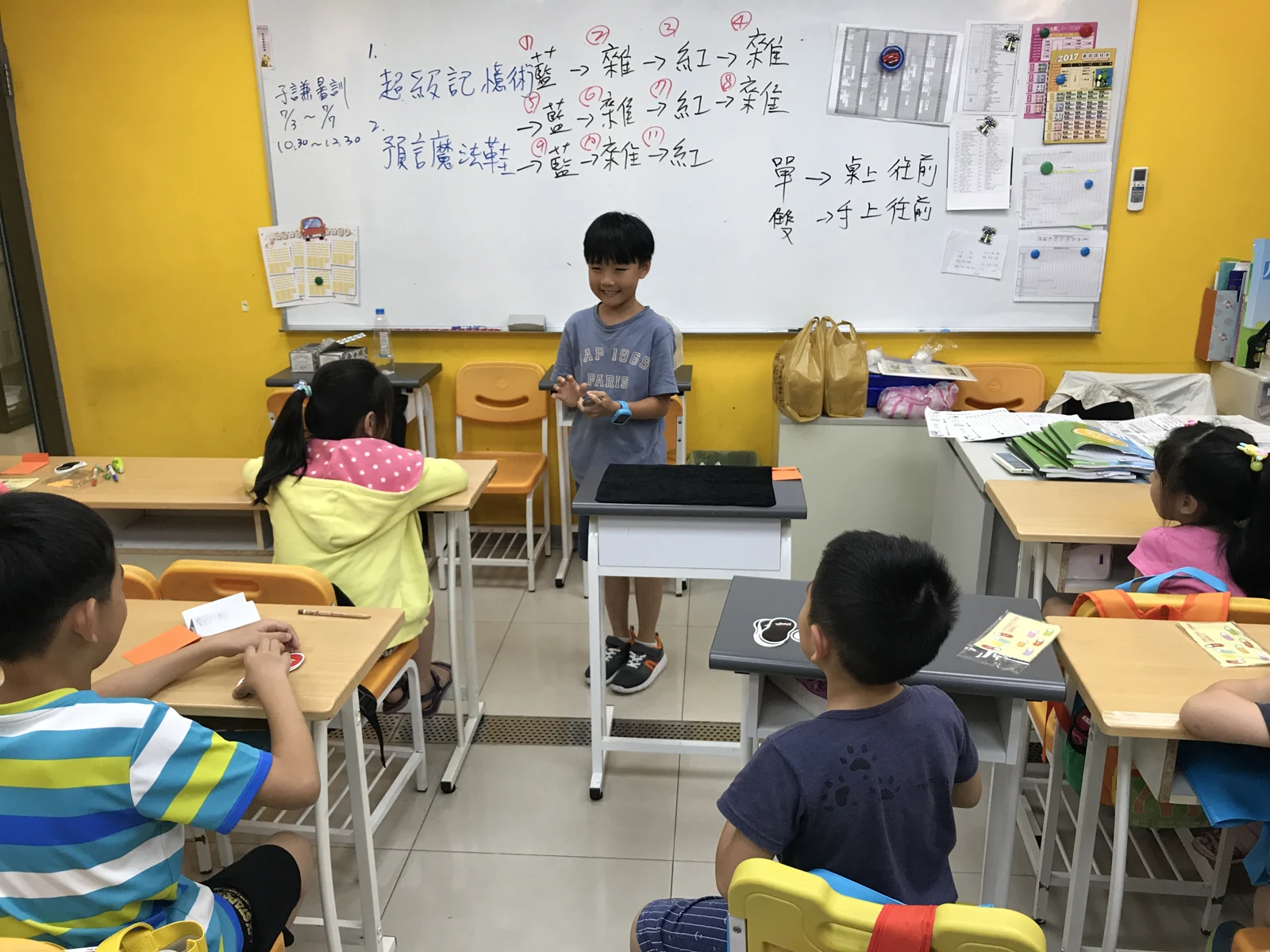 學員在教室前方操作道具,其他同學在座位上觀看