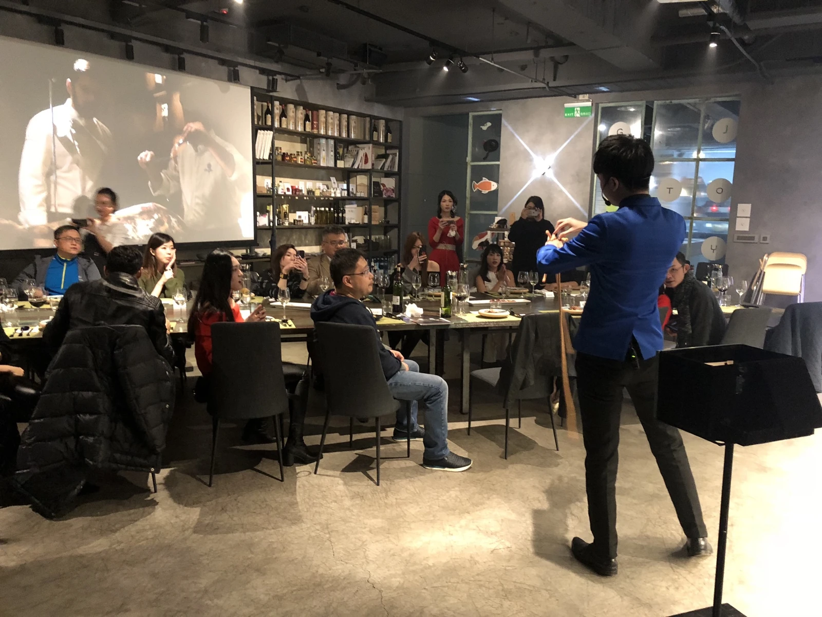 魔術師面向餐敘座位演出,來賓在座位上欣賞