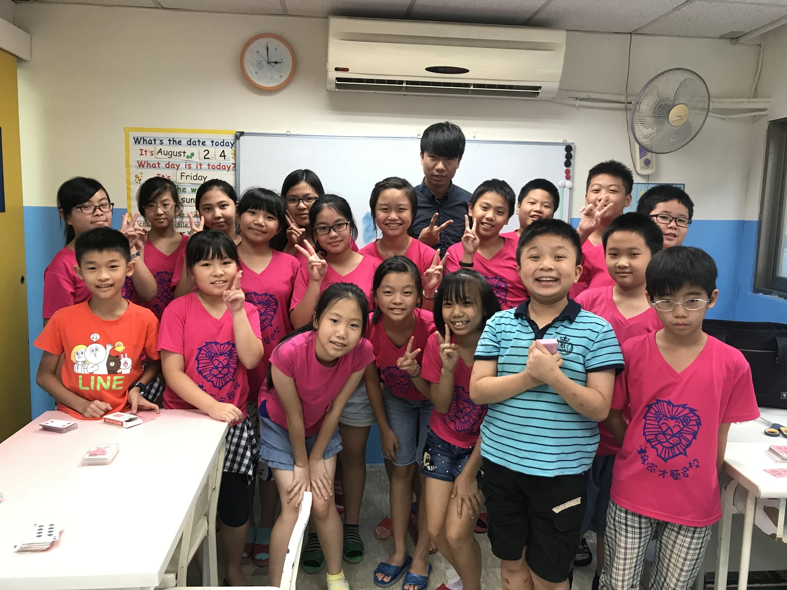 魔術課程結束後,老師與學員在教室合照