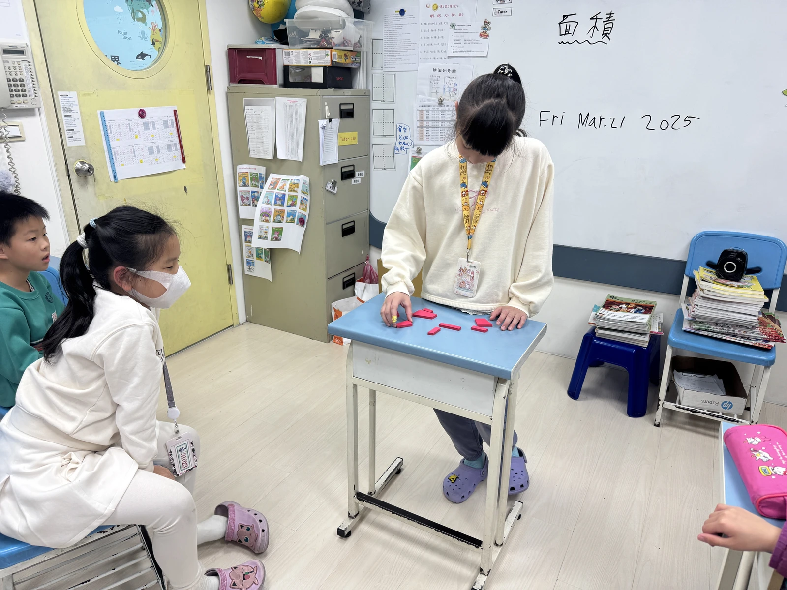 學員在同學面前操作紅色魔術道具
