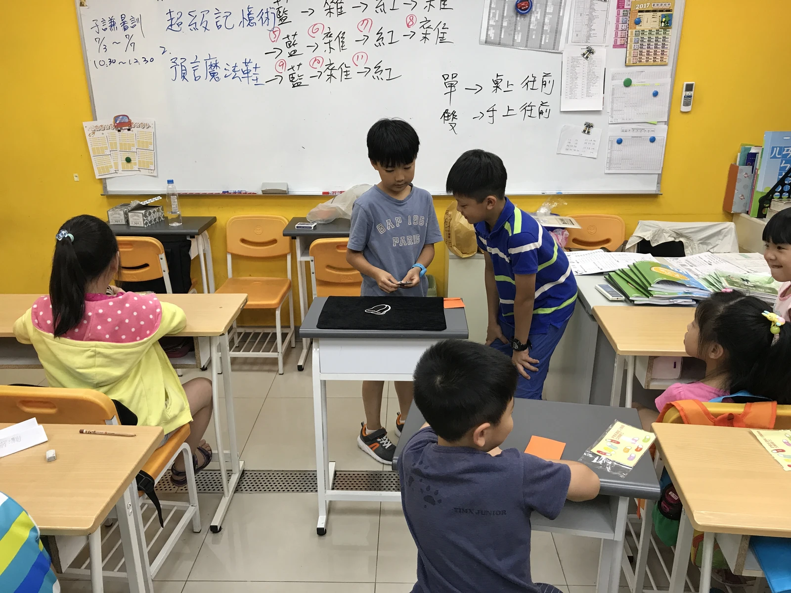學員在同學面前實際表演魔術