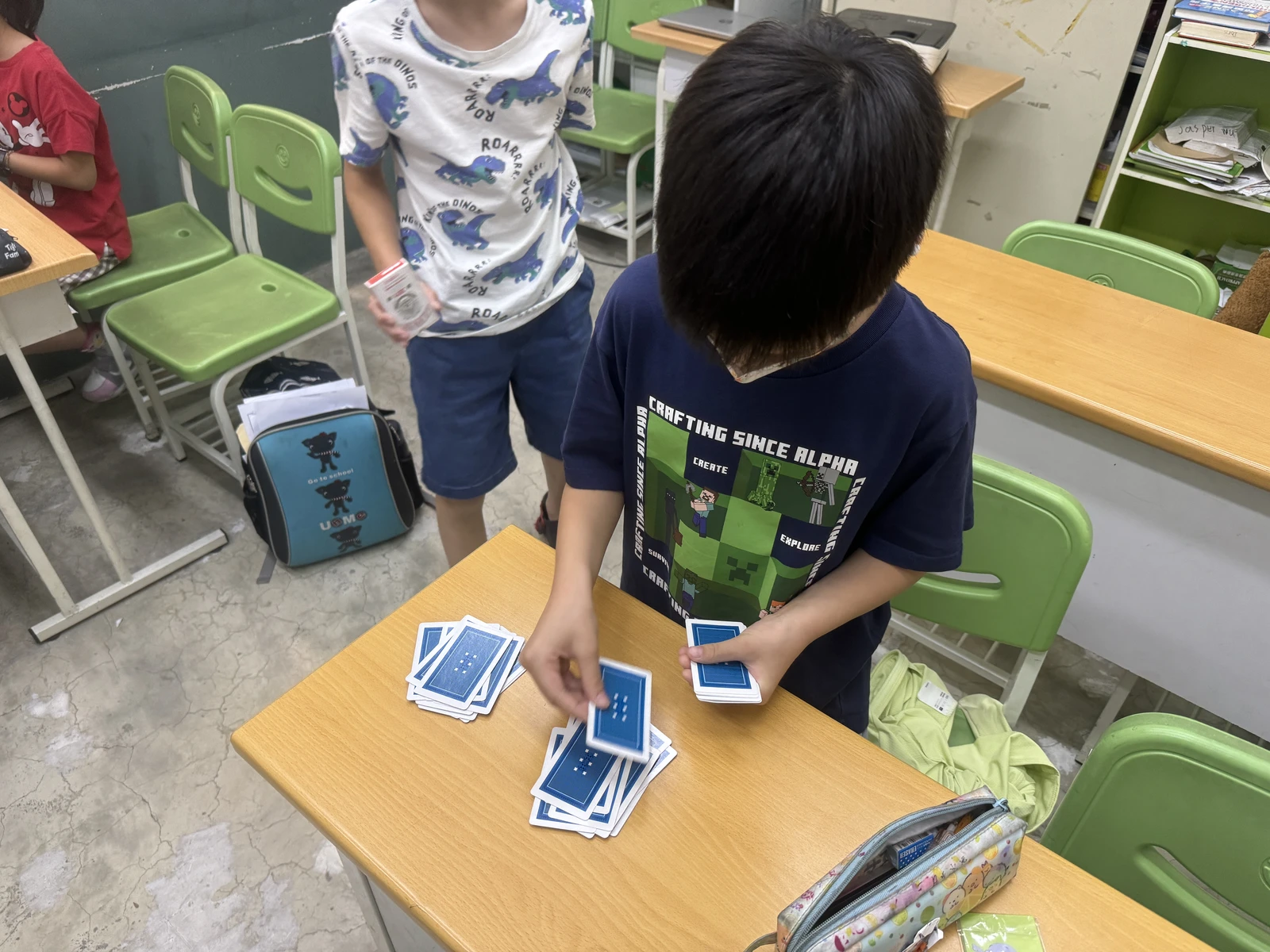 學員操作撲克牌並思考魔術原理