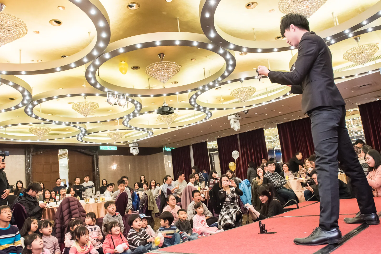 活動現場的魔術演出與來賓