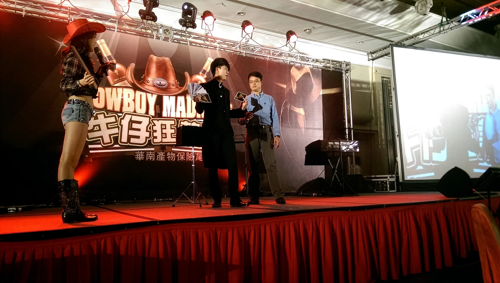 來賓受邀站上舞台,和魔術師一起參與牌卡魔術