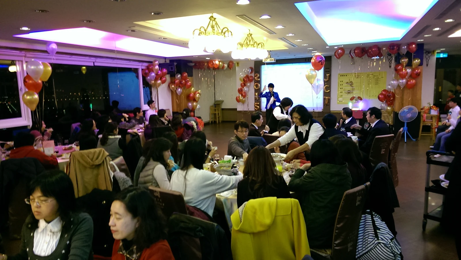 宴會來賓用餐時欣賞舞台魔術