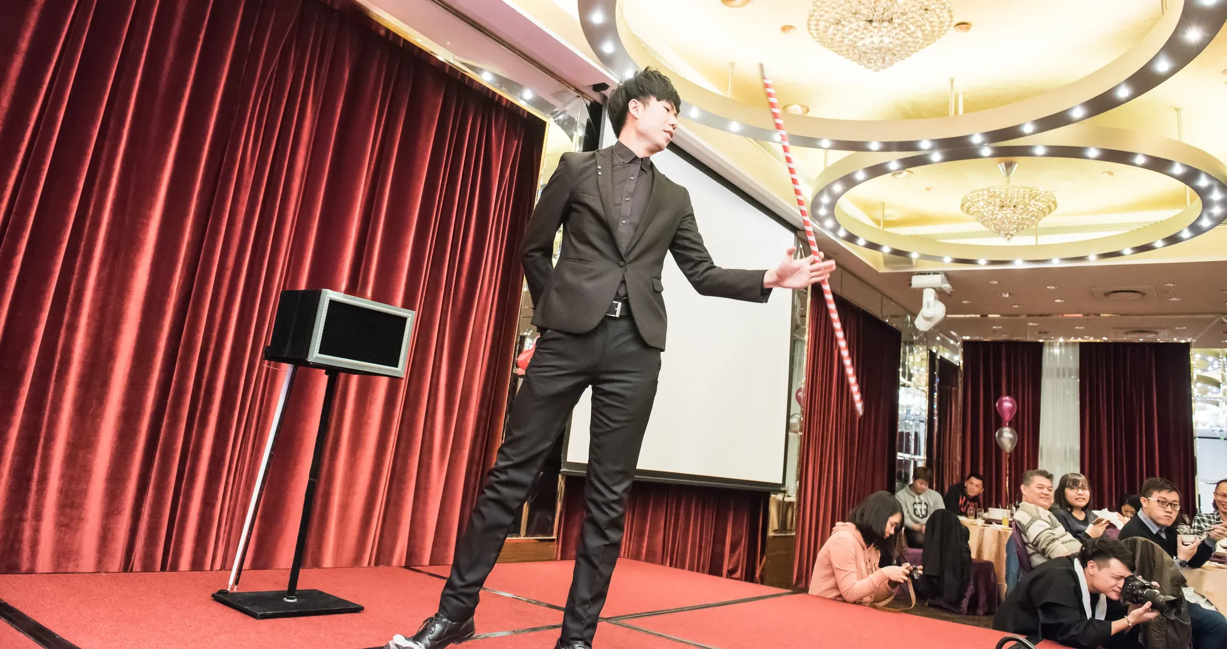 魔術師在宴會舞台上演出,來賓從座位欣賞