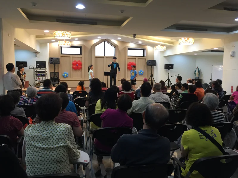 魔術師邀請小朋友參與，台下觀眾共同欣賞