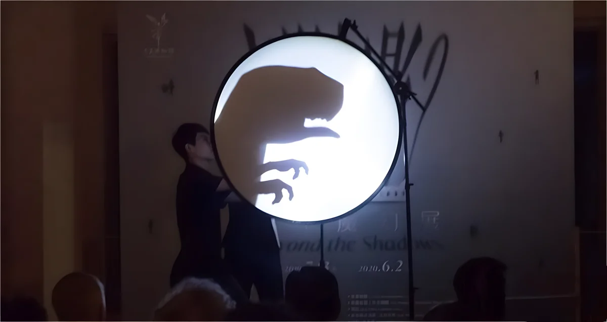 奇美博物館光影展現場光幕上的手影造型