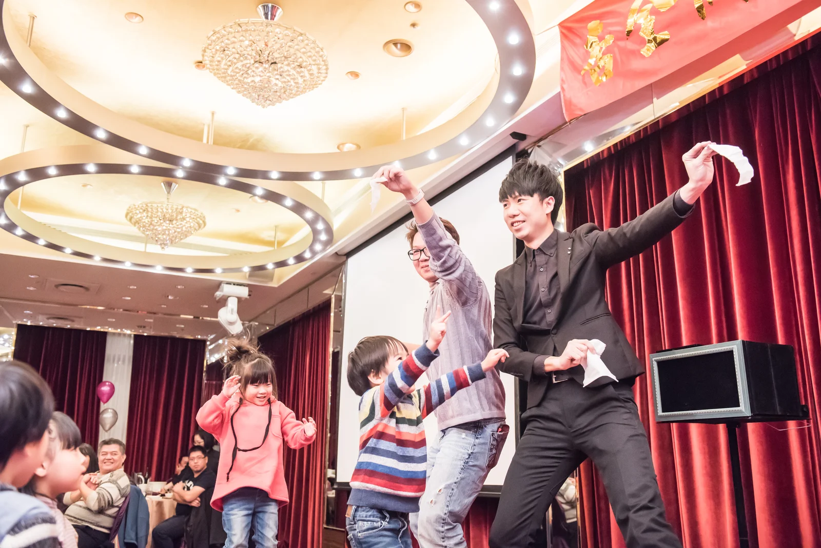 魔術師與上台來賓一起參與紙張魔術